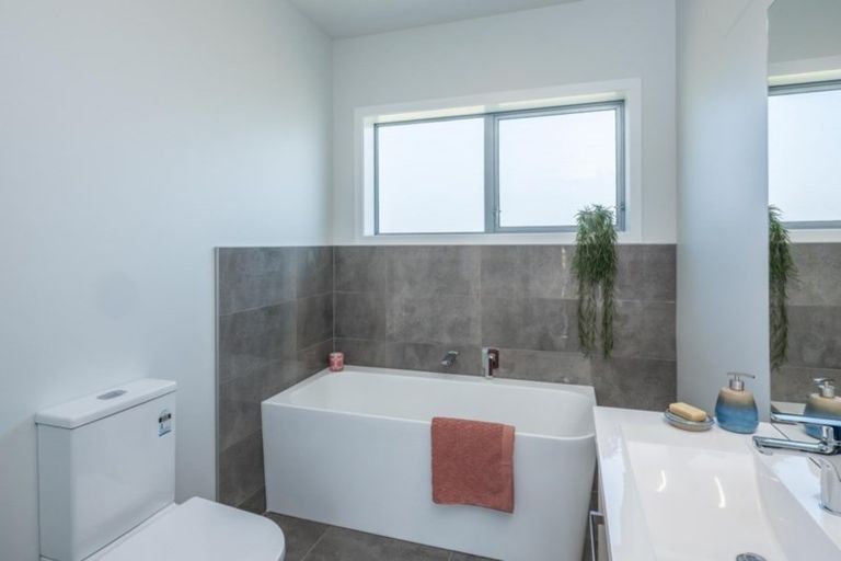 Photo of property in 1 Lamont Place, Waikanae, 5036