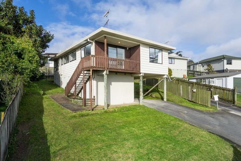 Photo of property in 12 Halloran Place, Massey, Auckland, 0614