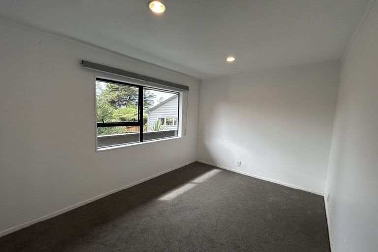 Photo of property in 1/2 Heatherleigh Rise, Northcross, Auckland, 0632