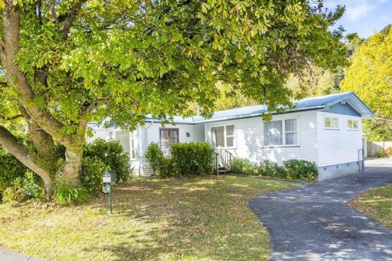 Photo of property in 14 Molloys Road, Te Marua, Upper Hutt, 5018