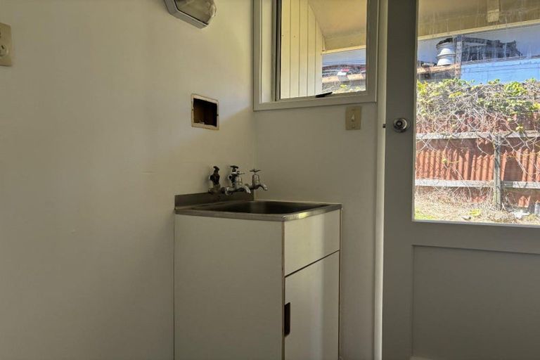 Photo of property in 45 Seaview Road, Marfell, New Plymouth, 4310
