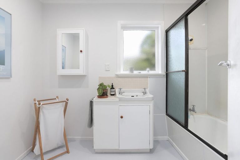 Photo of property in 31 Renata Crescent, Te Atatu Peninsula, Auckland, 0610