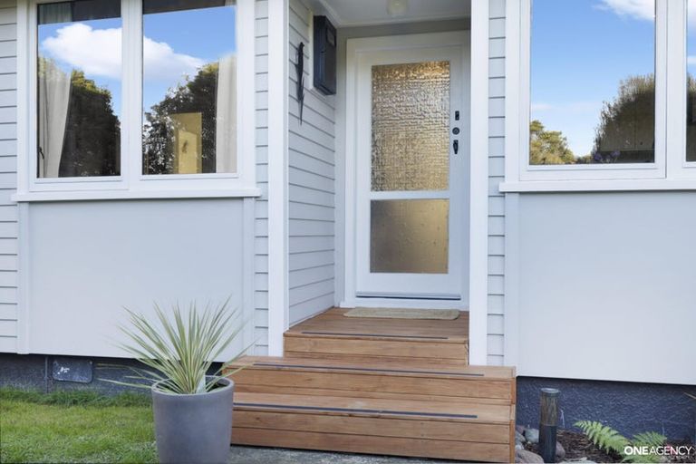 Photo of property in 22 Bartlett Grove, Tawa, Wellington, 5028