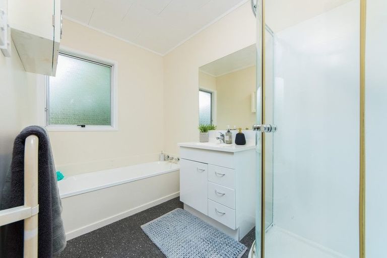 Photo of property in 28 Meadowood Drive, Unsworth Heights, Auckland, 0632