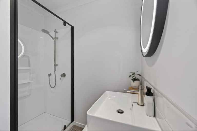 Photo of property in 6d Clearwater Cove, West Harbour, Auckland, 0618