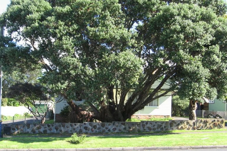 Photo of property in 11 Beach Road, Te Atatu Peninsula, Auckland, 0610