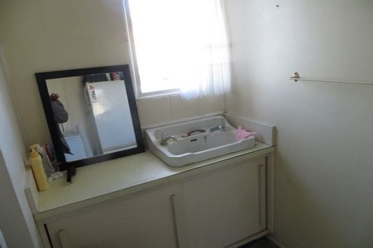 Photo of property in 18 Kent Street, Waiuku, 2123