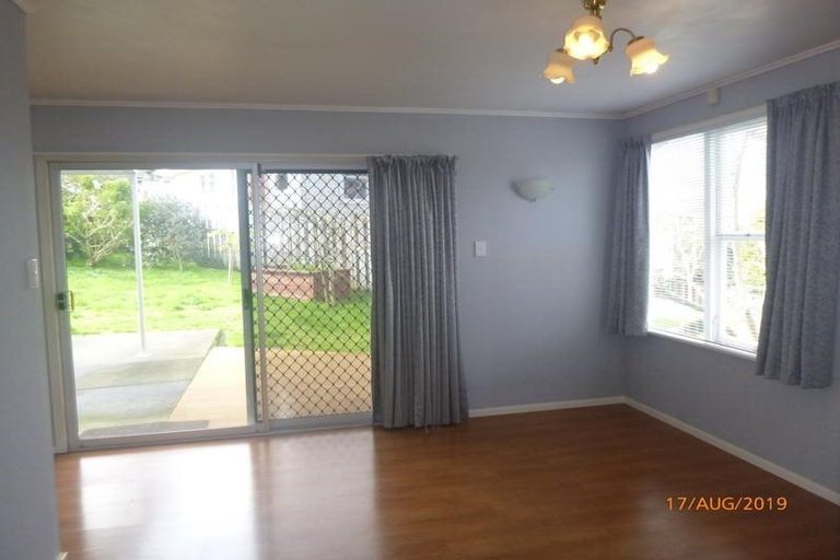 Photo of property in 2 Nielsen Place, Massey, Auckland, 0614