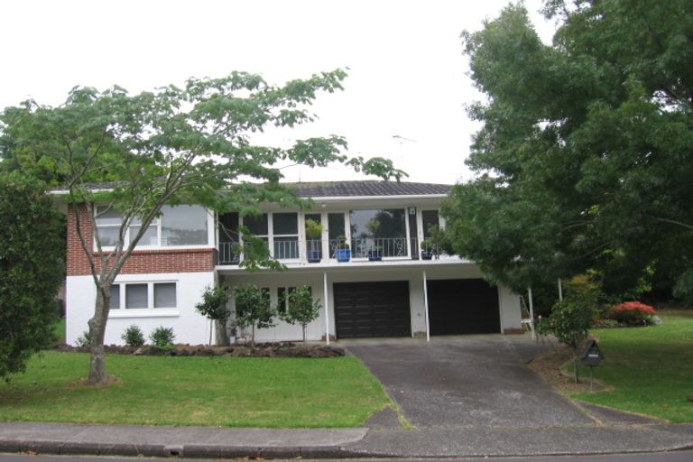 Photo of property in 1 Tudward Glade, Hillcrest, Auckland, 0627