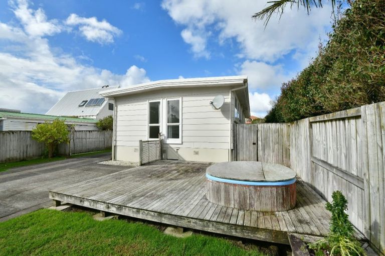 Photo of property in 5 Walton Street, Red Beach, 0932