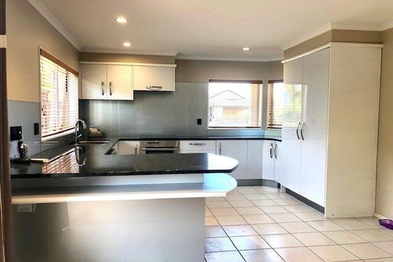 Photo of property in 3 Newinn Crescent, East Tamaki Heights, Auckland, 2016