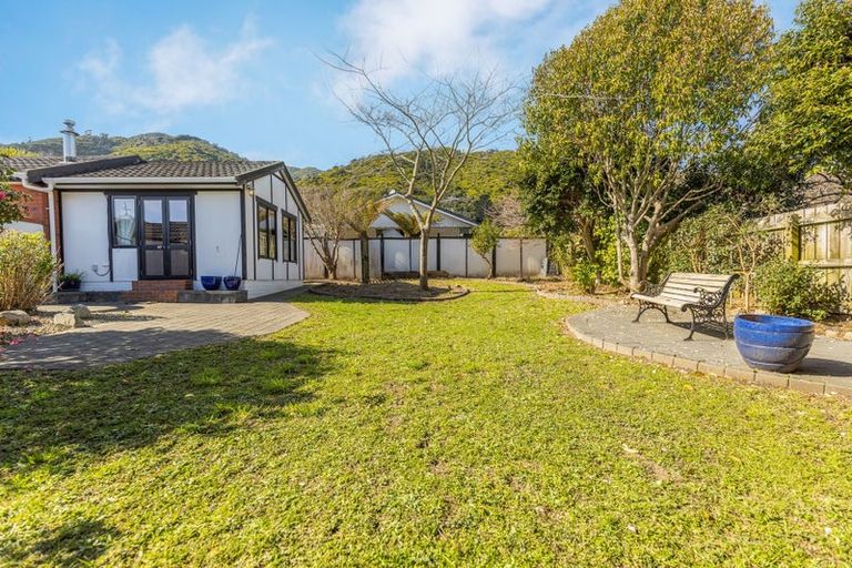 Photo of property in 10 Kakariki Grove, Waikanae, 5036