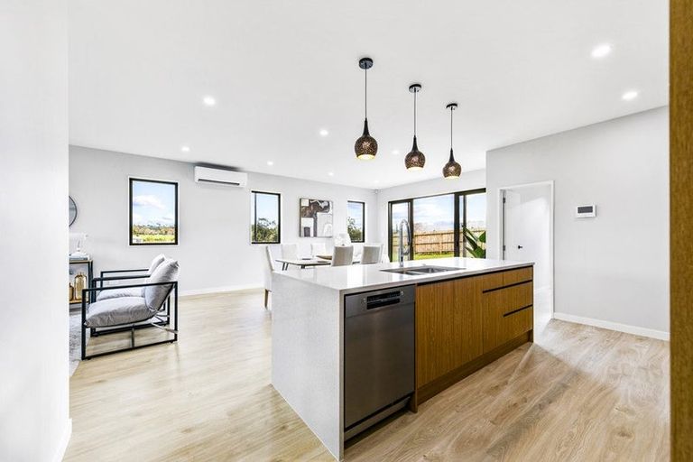 Photo of property in 63 Mcindoe Road, Kumeu, 0810