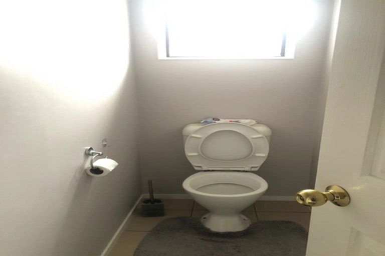 Photo of property in 33 Ginders Drive, Massey, Auckland, 0614