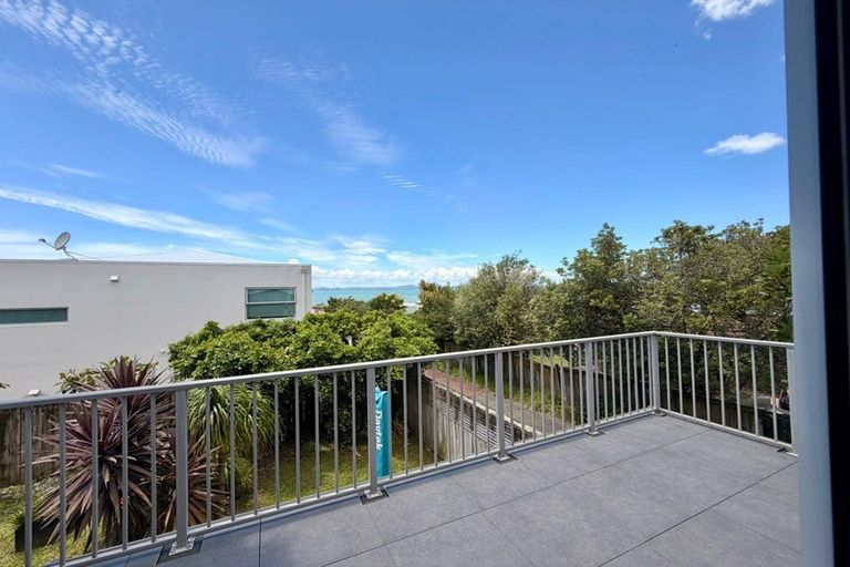 Photo of property in 4/143a Wiseley Road, West Harbour, Auckland, 0618