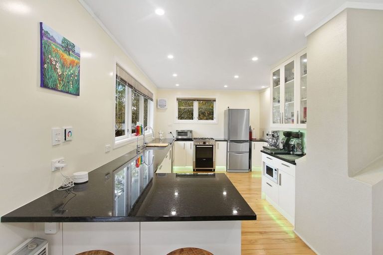 Photo of property in 37 Derwent Crescent, Titirangi, Auckland, 0604