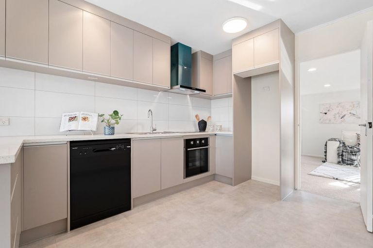 Photo of property in 9 Bay Street, Red Beach, 0932