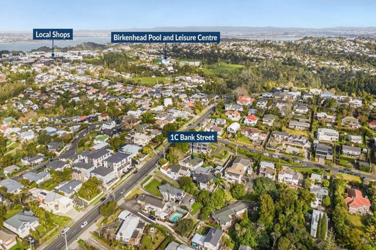 Photo of property in 2/1c Bank Street, Hillcrest, Auckland, 0627