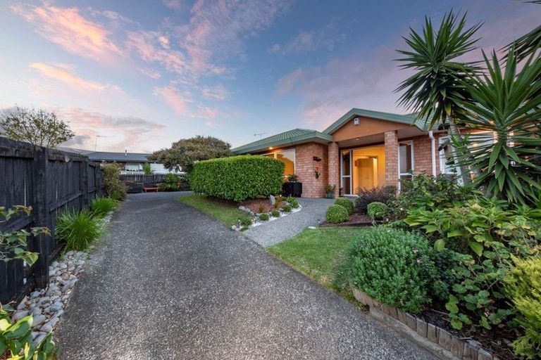 Photo of property in 10 Ryden Place, Glen Eden, Auckland, 0602