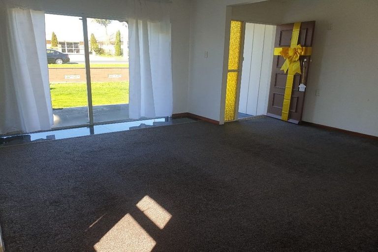 Photo of property in 525 Massey Road, Mangere, Auckland, 2022