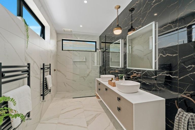 Photo of property in 15 Little Alpha Loop, Wanaka, 9305