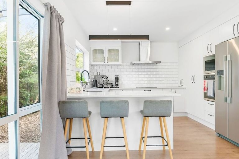 Photo of property in 28 Shah Place, Glen Eden, Auckland, 0602