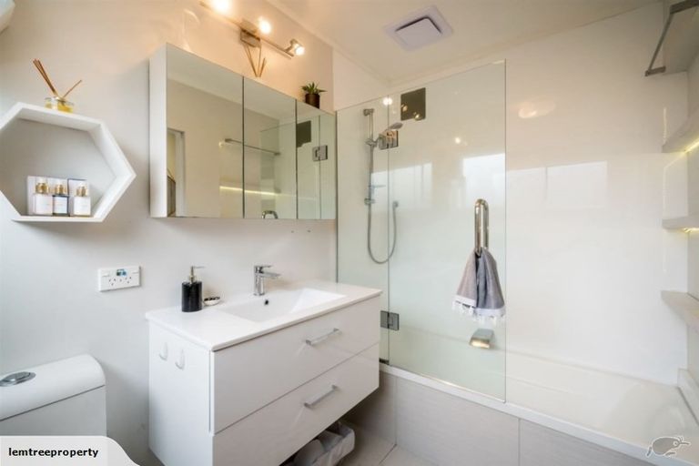 Photo of property in 2/50 Stapleford Crescent, Browns Bay, Auckland, 0630