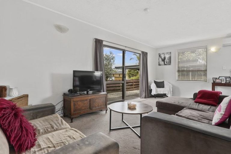 Photo of property in 15a Lillian Place, Orewa, 0931