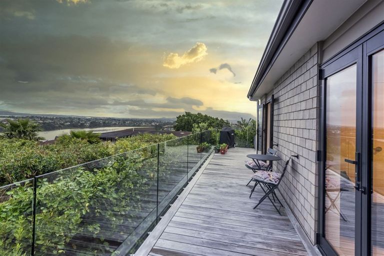 Photo of property in 137 Luckens Road, West Harbour, Auckland, 0618