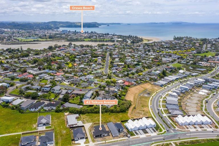 Photo of property in 42 Taikura Avenue, Red Beach, 0932