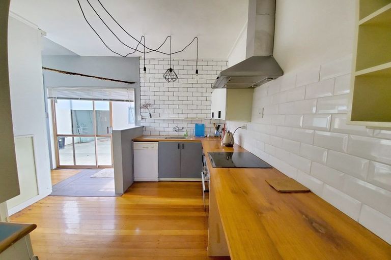 Photo of property in 198 Nevay Road, Karaka Bays, Wellington, 6022