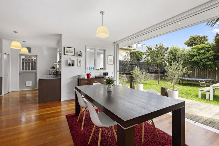 Photo of property in 8 Hargreaves Street, Mount Cook, Wellington, 6021