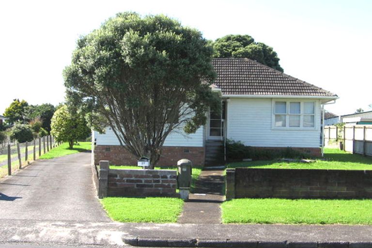 Photo of property in 27 London Street, Te Atatu Peninsula, Auckland, 0610