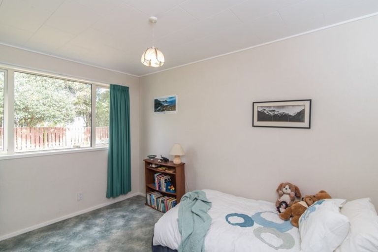 Photo of property in 5 Lesley Grove, Waikanae, 5036