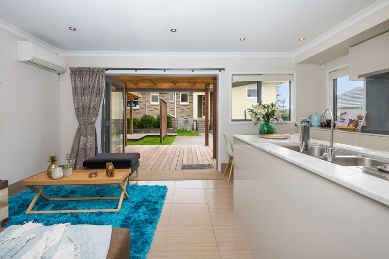 Photo of property in 39 Royal View Road, Te Atatu South, Auckland, 0610