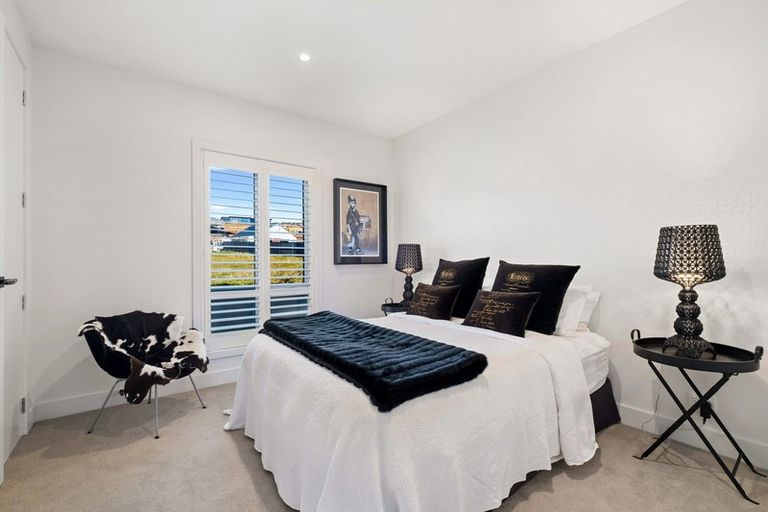 Photo of property in 33 Little Alpha Loop, Wanaka, 9305