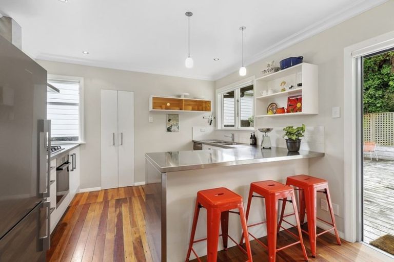 Photo of property in 23 West Road, Northland, Wellington, 6012