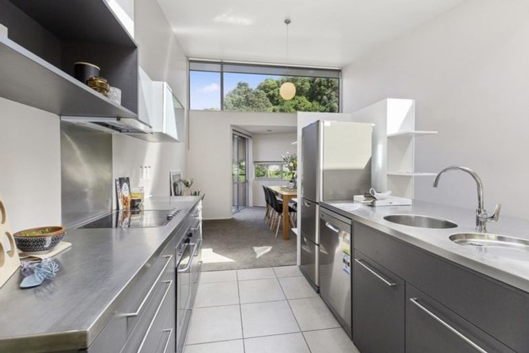 Photo of property in 2/2 Onslow Road, Khandallah, Wellington, 6035