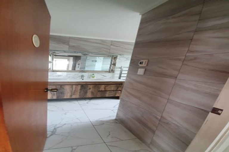 Photo of property in 36 Sunset Road, Unsworth Heights, Auckland, 0632