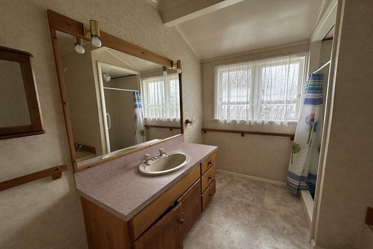 Photo of property in 72 Queenwood Road, Levin, 5510