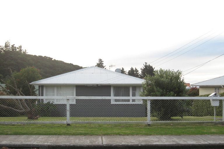 Photo of property in 16 Kaitawa Crescent, Paraparaumu, 5032