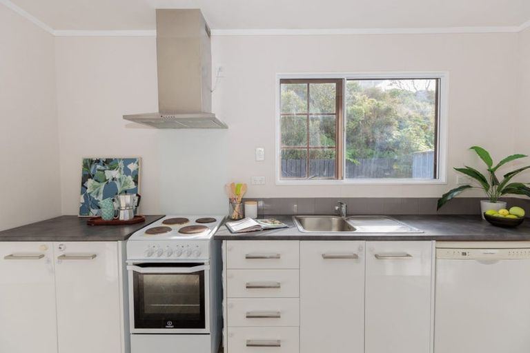 Photo of property in 15 Somes Crescent, Newlands, Wellington, 6037