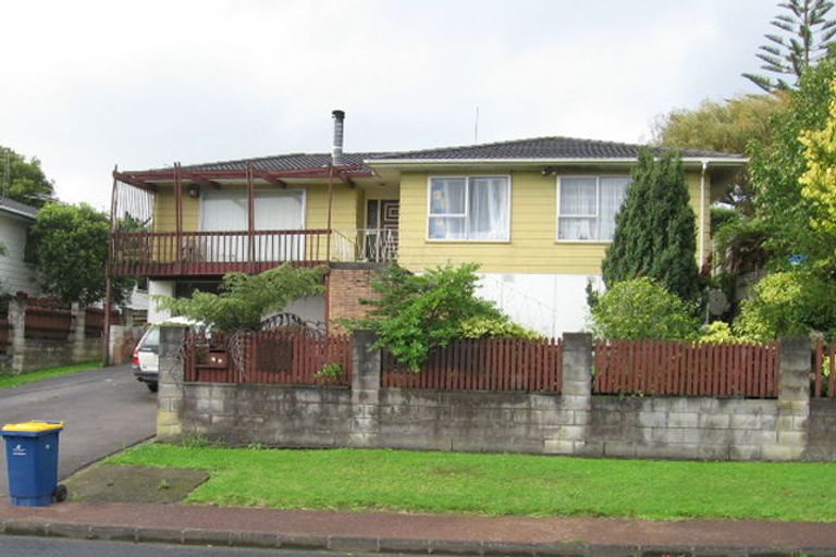Photo of property in 19 Helleur Road, Massey, Auckland, 0614