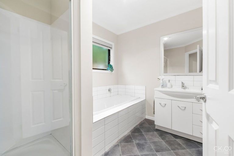 Photo of property in 32a Dowling Grove, Silverstream, Upper Hutt, 5019