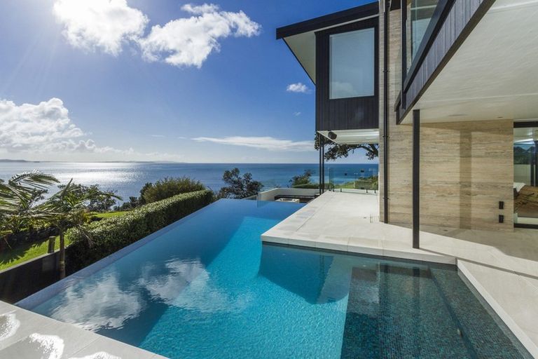 Photo of property in 31 Chelverton Terrace, Red Beach, 0932