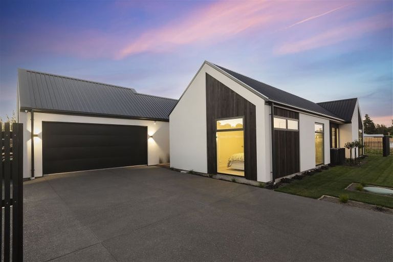 Photo of property in 28 Oakmill Drive, Casebrook, Christchurch, 8051