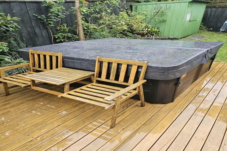 Photo of property in 2/99 Konini Road, Titirangi, Auckland, 0604