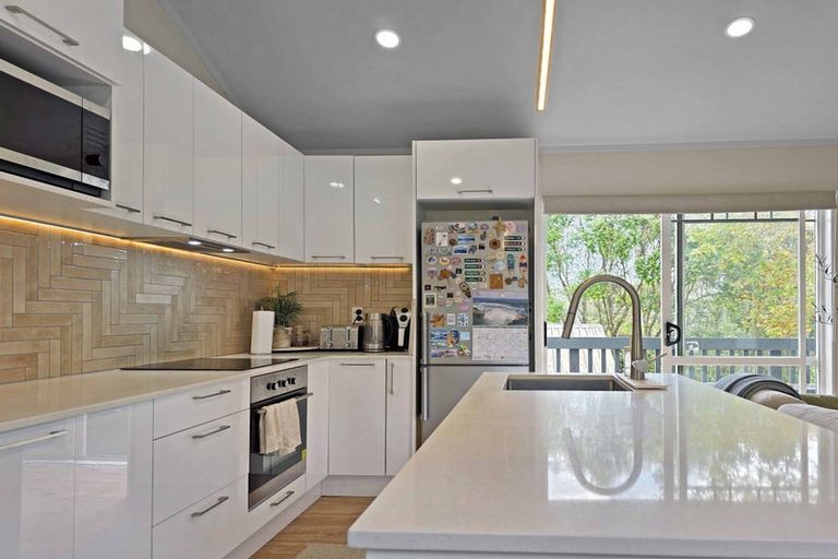 Photo of property in 86a Colwill Road, Massey, Auckland, 0614