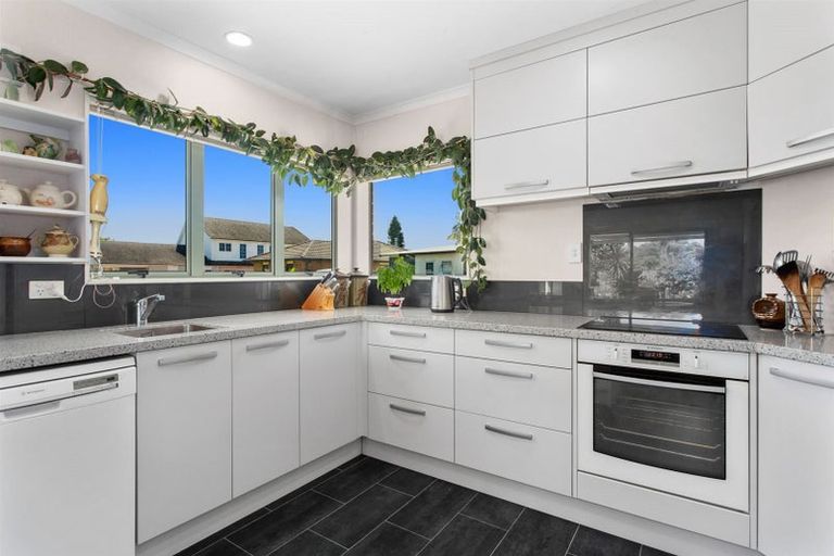 Photo of property in 24 Edgewater Grove, Whakatane, 3120