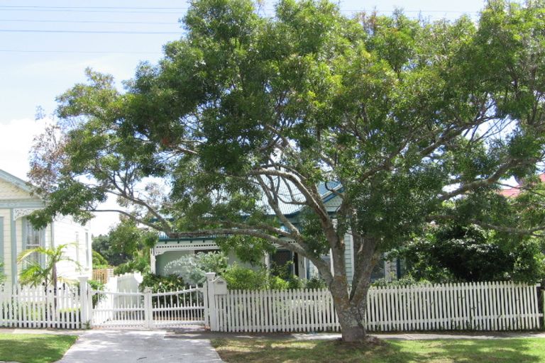 Photo of property in 23 Kiwi Road, Stanley Point, Auckland, 0624